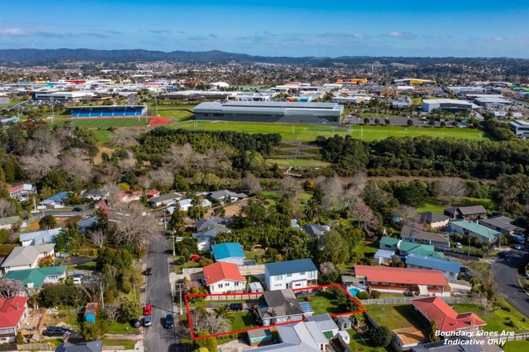 Photo of property in 68 Sylvan Crescent, Te Atatu South, Auckland, 0610