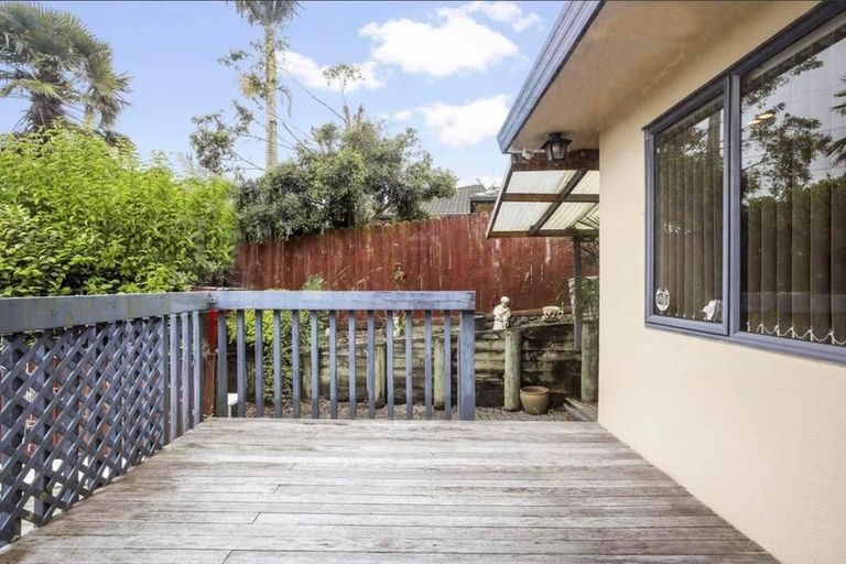 Photo of property in 2/12 Lowburn Place, Clover Park, Auckland, 2019
