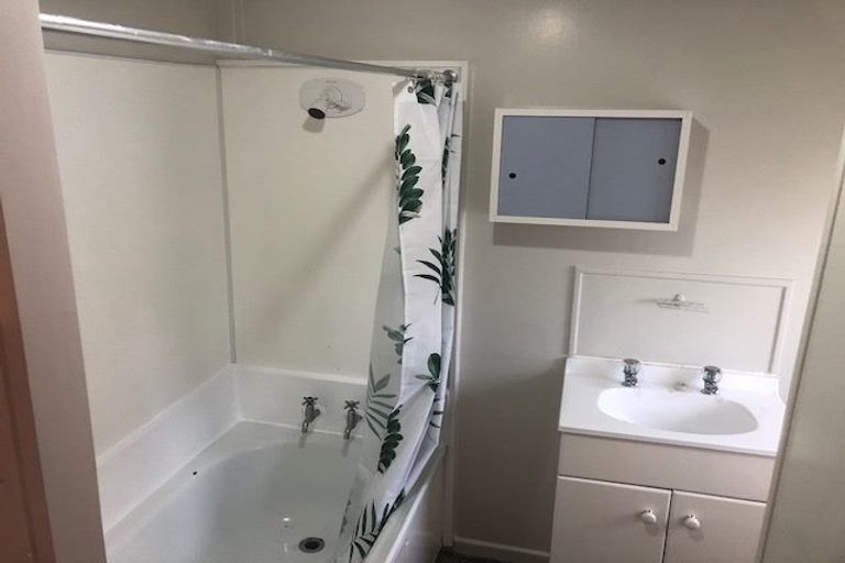 Photo of property in 51 Onewa Road, Northcote, Auckland, 0627