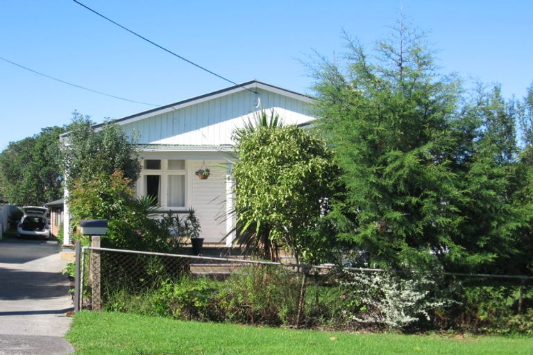 Photo of property in 1 Brandon Road, Glen Eden, Auckland, 0602