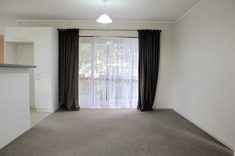 Photo of property in 17 Hutchinson Avenue, New Lynn, Auckland, 0600