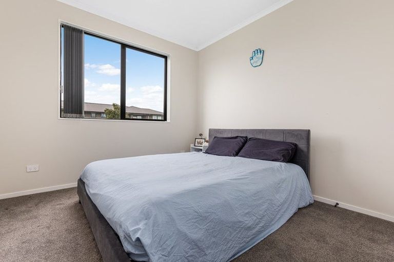 Photo of property in 2 Poutawa Lane, Clarks Beach, 2122