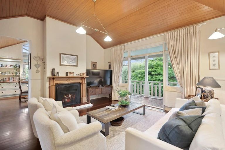 Photo of property in 3 Daphne Harden Lane, Paremoremo, Auckland, 0632