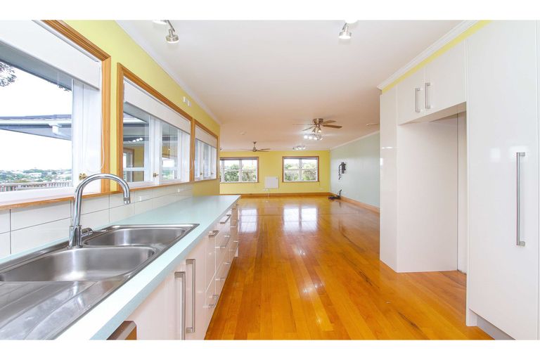 Photo of property in 24 Howard Road, Northcote, Auckland, 0627