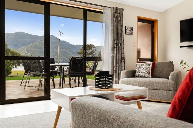 Photo of property in 1992 Queen Charlotte Drive, Momorangi Bay, Picton, 7281