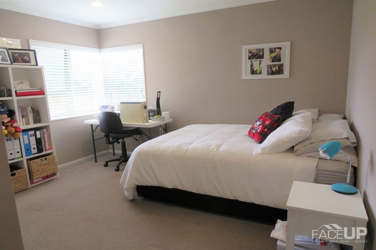 Photo of property in 22 Connemara Court, West Harbour, Auckland, 0618