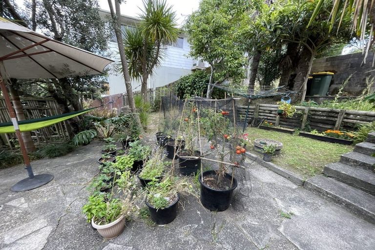 Photo of property in 90 Sunnyside Road, Sunnyvale, Auckland, 0612