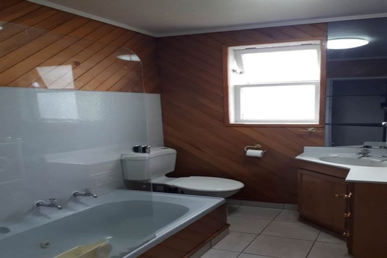 Photo of property in 11 Preston Avenue, Henderson, Auckland, 0610