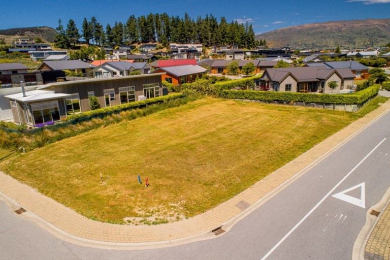 Photo of property in 8 Mcleod Avenue, Wanaka, 9305