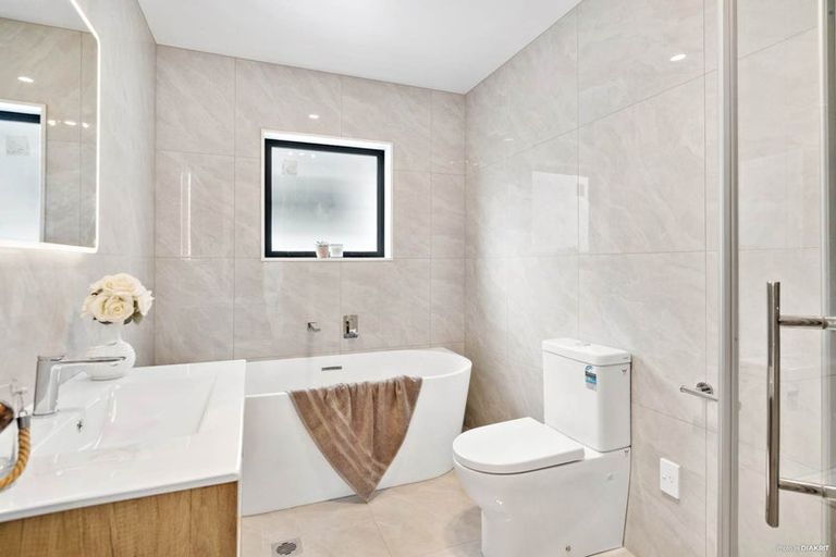 Photo of property in 6d Buisson Glade, West Harbour, Auckland, 0618