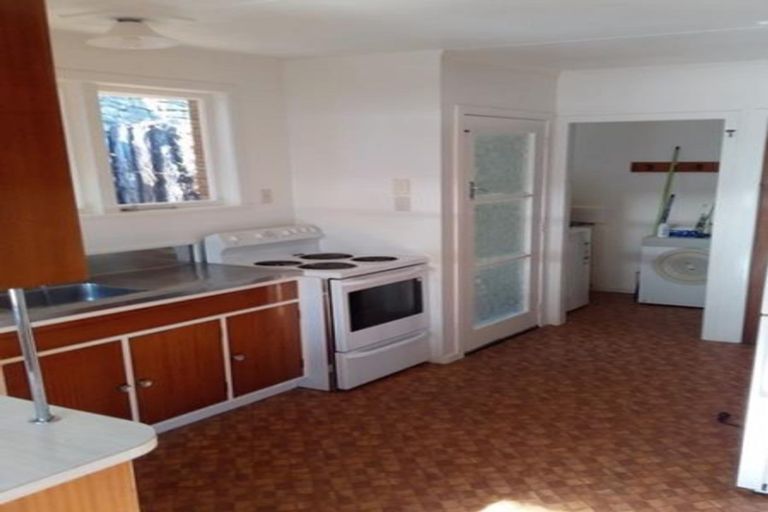 Photo of property in 25 Seaview Road, Marfell, New Plymouth, 4310