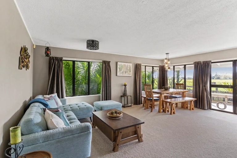 Photo of property in 22 Pukeroa Place, Papakura, 2110