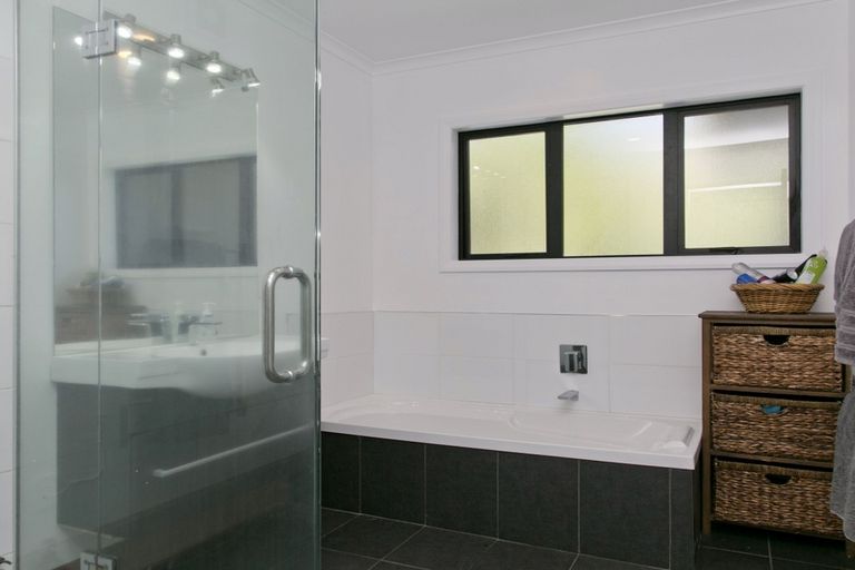 Photo of property in 25 Piro Place, Acacia Bay, Taupo, 3385