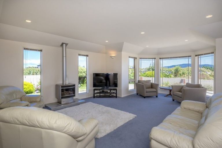 Photo of property in 31 Flaxmere Street, Waikanae Beach, Waikanae, 5036