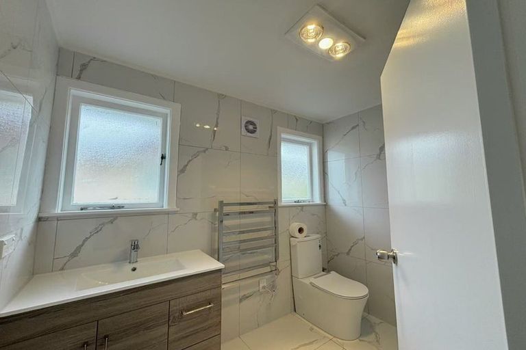 Photo of property in 28 Swanson Road, Henderson, Auckland, 0610