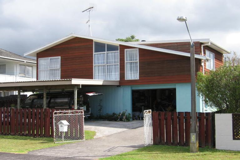 Photo of property in 20 Rosewarne Crescent, Glendene, Auckland, 0602