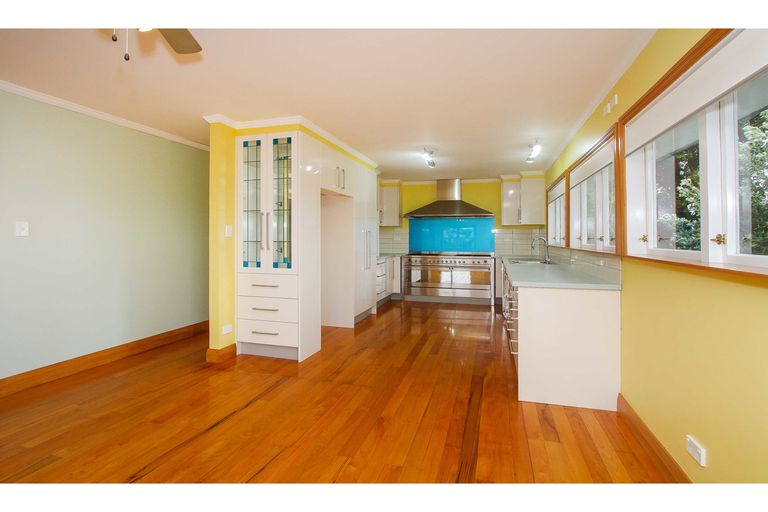 Photo of property in 24 Howard Road, Northcote, Auckland, 0627