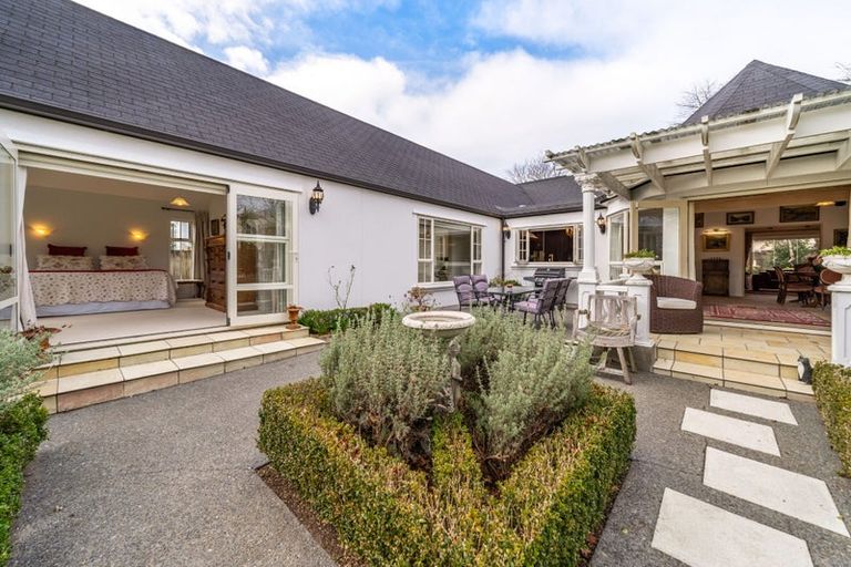 Photo of property in 1 Oakmont, Heretaunga, Upper Hutt, 5018