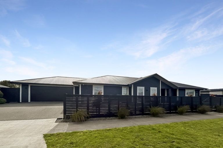 Photo of property in 53 Johnstone Drive, Fitzherbert, Palmerston North, 4410
