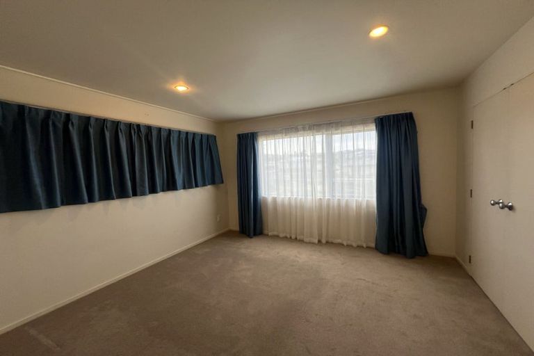 Photo of property in 2/11 Woodall Place, Totara Vale, Auckland, 0627