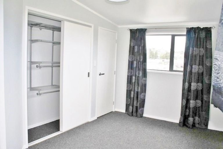 Photo of property in 16a Woodall Place, Totara Vale, Auckland, 0627