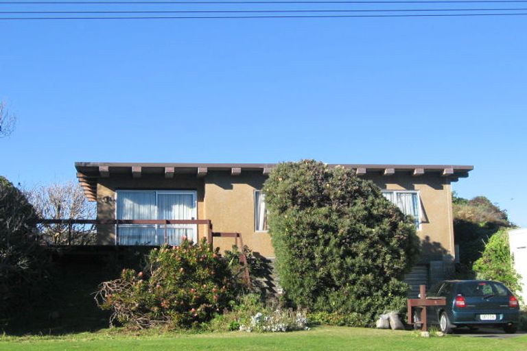 Photo of property in 6 Mahoe Street, Otaki Beach, Otaki, 5512