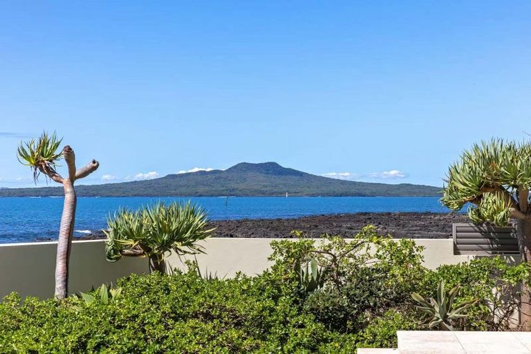 Photo of property in 26 Tiri Road, Milford, Auckland, 0620