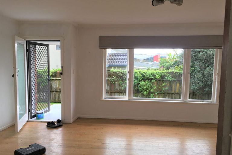 Photo of property in 1/10a Fenwick Avenue, Milford, Auckland, 0620