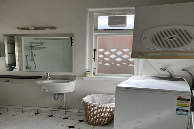 Photo of property in Hobson Flats, 2/1 Hobson Street, Pipitea, Wellington, 6011