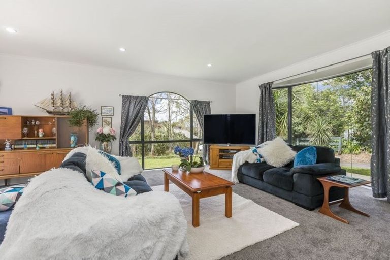 Photo of property in 19 Ngarahana Avenue, Paremoremo, Auckland, 0632