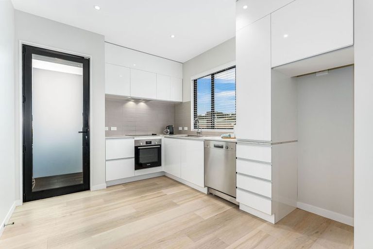 Photo of property in 5/6 Oswald Crescent, Paparangi, Wellington, 6037