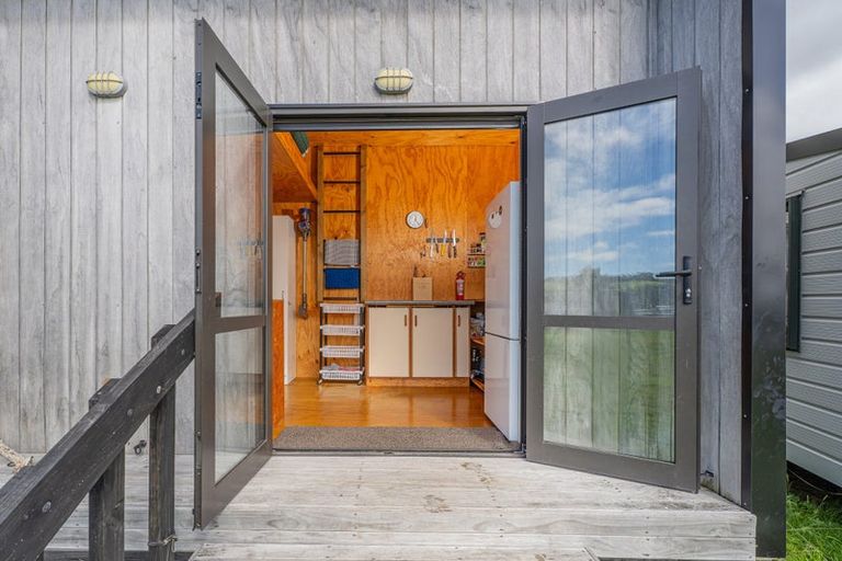 Photo of property in 1 Tinirau Place, Cooks Beach, 3591