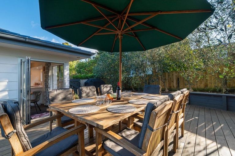 Photo of property in 1/6 Phillipa Place, Browns Bay, Auckland, 0630