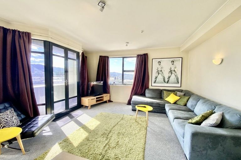 Photo of property in 17 Kent Terrace - Kent Apartments, 5f/16 Kent Terrace, Mount Victoria, Wellington, 6011