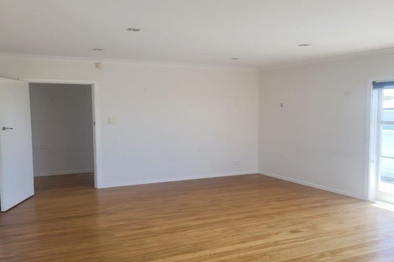 Photo of property in 11 Woodside Avenue, Northcote, Auckland, 0627