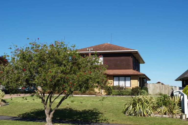 Photo of property in 28 Crescent Hills Court, Northpark, Auckland, 2013