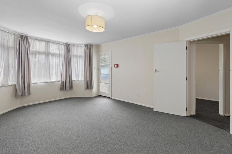 Photo of property in 87 Queens Drive, Lyall Bay, Wellington, 6022