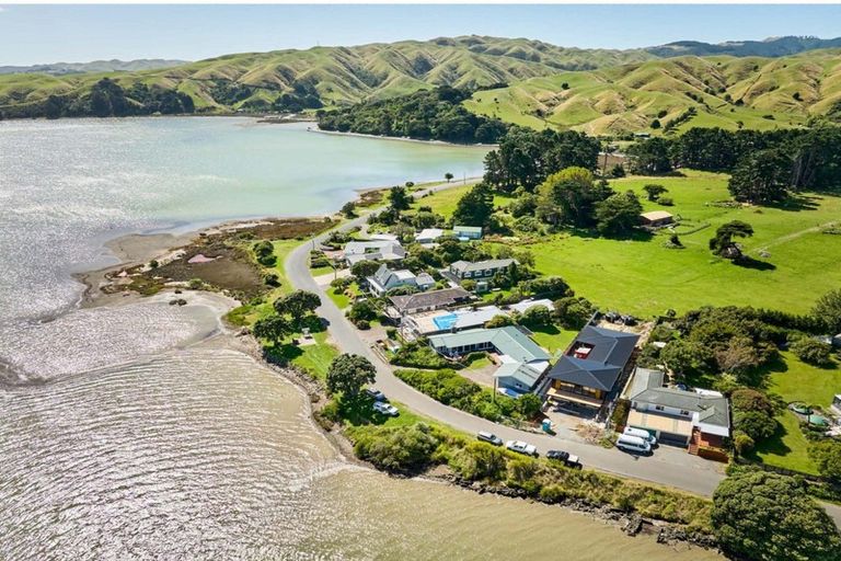 Photo of property in 19 Motukaraka Point, Pauatahanui, Porirua, 5381