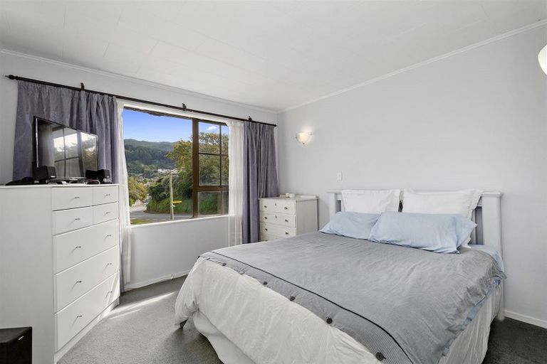 Photo of property in 32 Collins Avenue, Tawa, Wellington, 5028