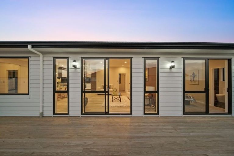 Photo of property in 104 Twin Parks Rise, Papakura, 2110