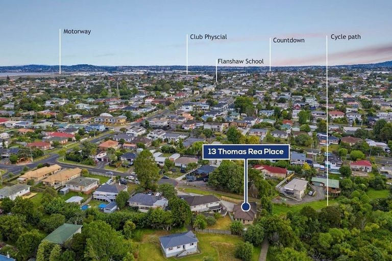 Photo of property in 13 Thomas Rea Place, Te Atatu South, Auckland, 0610