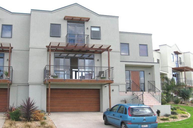 Photo of property in 40 Provence Esplanade, Te Atatu Peninsula, Auckland, 0610