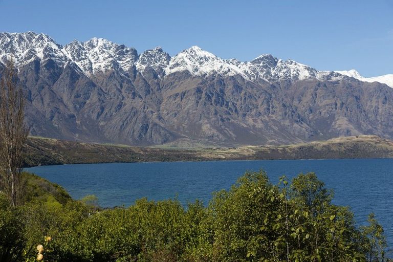 Photo of property in 72 Cedar Drive, Kelvin Heights, Queenstown, 9300