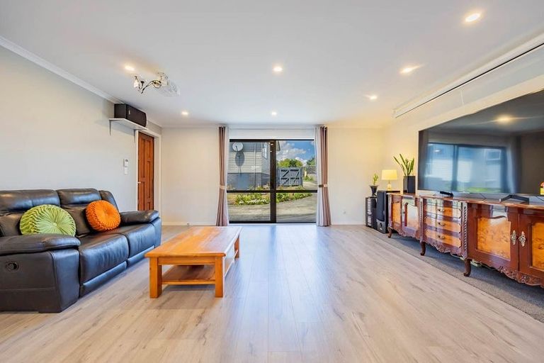 Photo of property in 52 Hobart Crescent, Wattle Downs, Auckland, 2103