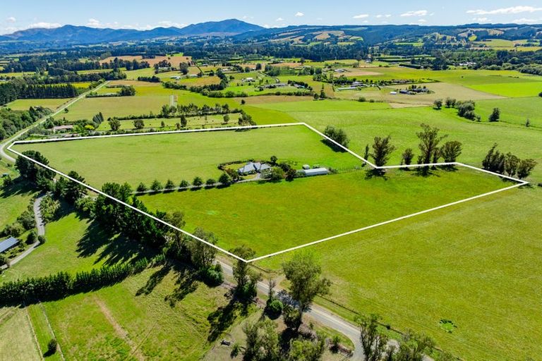 Photo of property in 132 Round Hill Road, Loburn, 7472