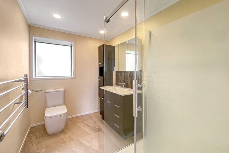 Photo of property in 28 Lewisham Street, Highland Park, Auckland, 2010