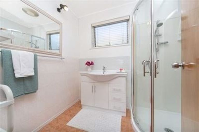 Photo of property in 1/17 Powrie Street, Glenfield, Auckland, 0629