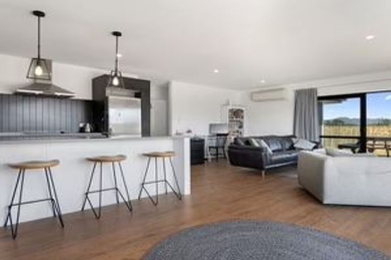 Photo of property in 16 Charlotte Drive, Omokoroa, 3114