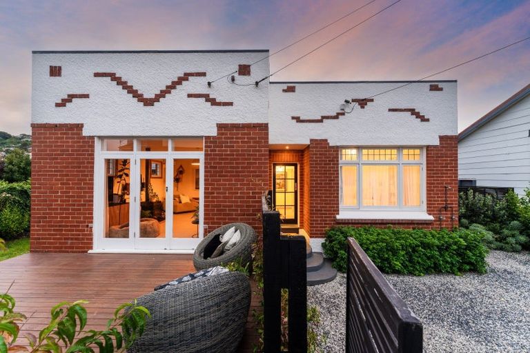 Photo of property in 92 Hargest Crescent, Saint Clair, Dunedin, 9012