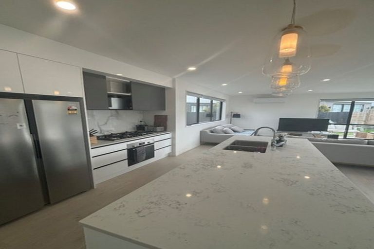 Photo of property in 53 Sunnyheights Road, Orewa, 0931